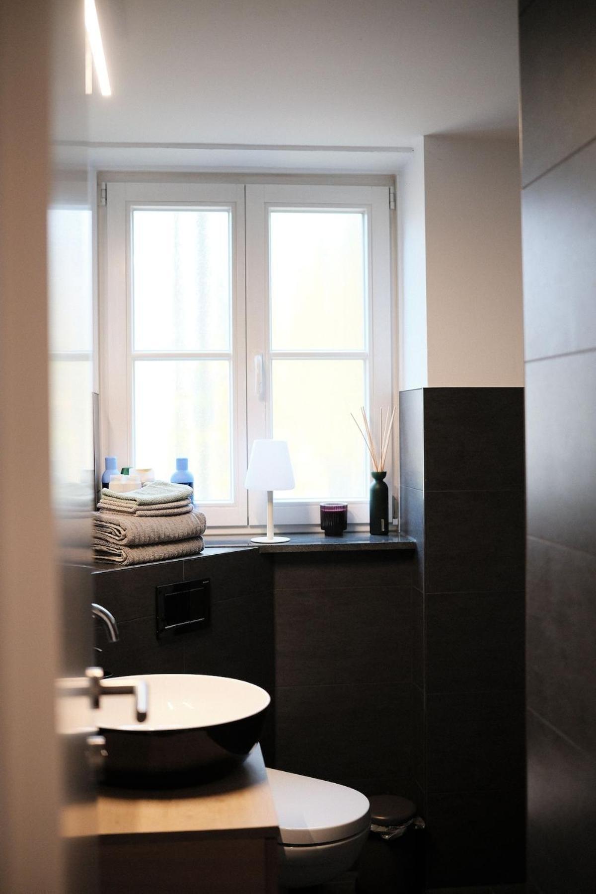Luxus Residenz 4min Vw Stadtnah-1 Kingsize Bett & Garten Apartment